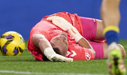 Goleiro ex-Barcelona sofre perfuração intestinal durante partida na Espanha