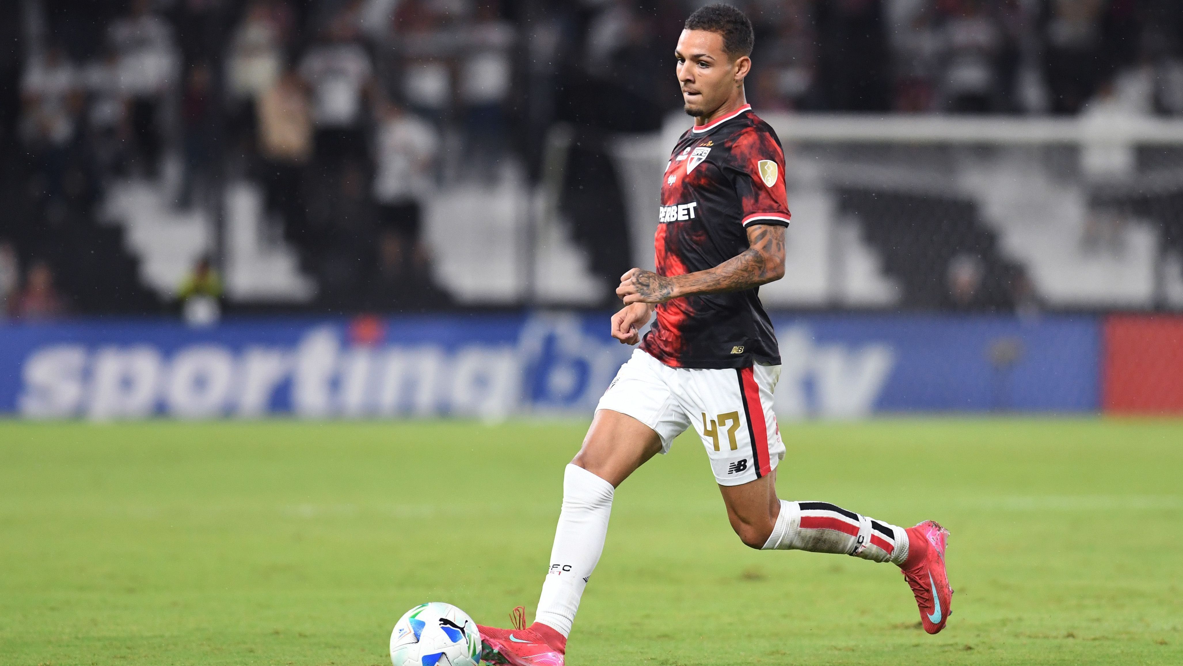 Matheus Alves com a bola em Libertad x São Paulo