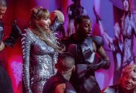Coachella 2025: conheça o designer que criou look reptiliano de Lisa
