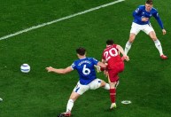 Liverpool vence Everton e fica mais perto de título da Premier League