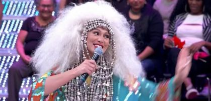 Lívia Andrade com look de Walério Araújo em homenagem a Elke