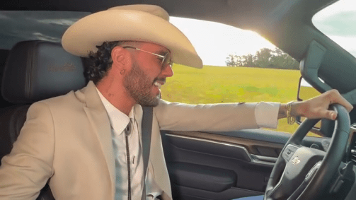 Luan explicou que decidiu apostar em escrever letras que falam de carros com inspiração em outros cantores do sertanejo universitário