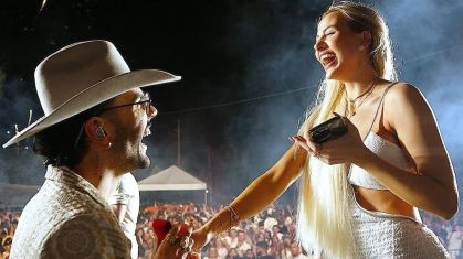 Cantor pediu a namorada em casamento durante um show no Ano Novo