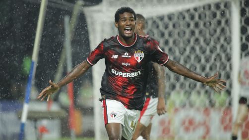 Lucas Ferreira comemorando gol pelo São Paulo sobre o Libertad