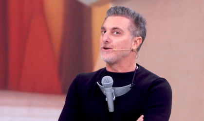 Luciano Huck usa microfone e jingle clássico para homenagear Silvio Santos