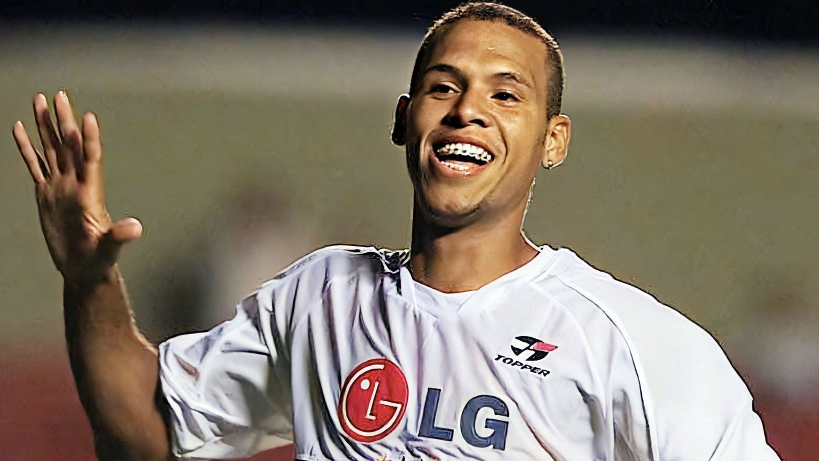 Luís Fabiano comemora gol pelo São Paulo em 2004
