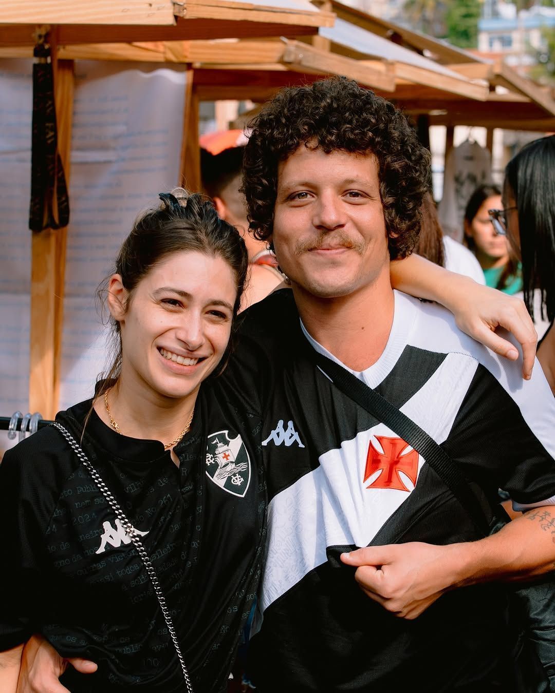Luisa Arraes e Chico Eller juntos em evento recente no Rio • Matheus Brito