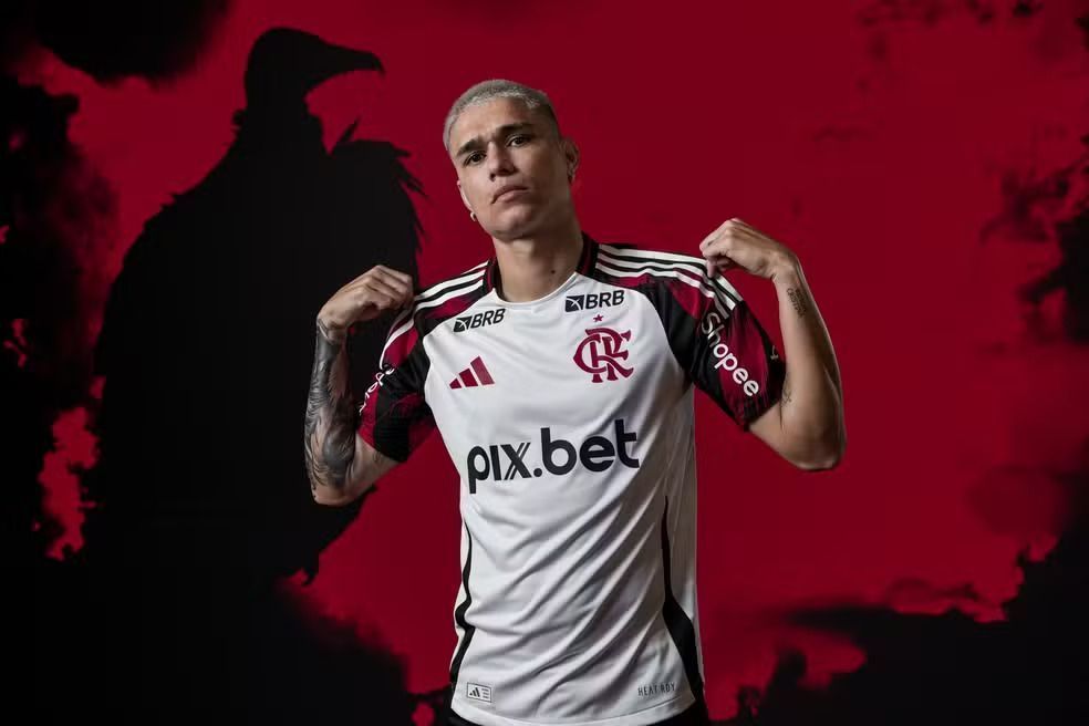 Luiz Araújo durante ação de lançamento do novo uniforme do Flamengo • Divulgação/Flamengo