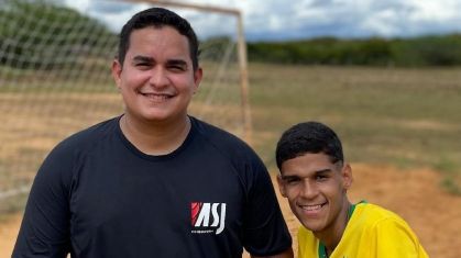 Luva de Pedreiro ao lado de Allan Jesus