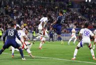 Onana falha, e Almada marca no empate entre Lyon e United na Europa League