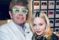 Madonna e Elton John posam juntos e cantora celebra fim de brigas