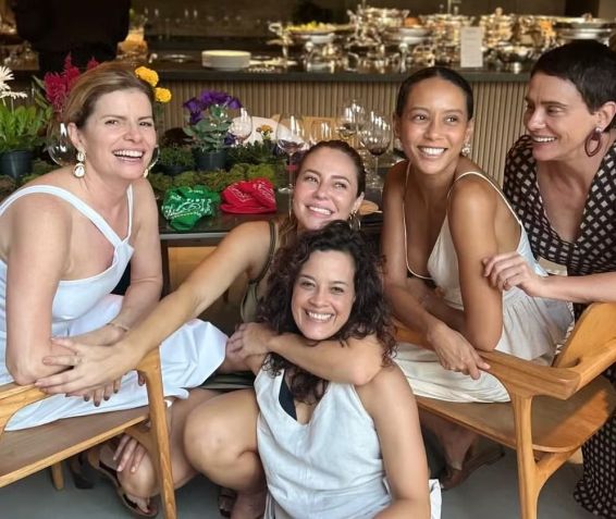 Paolla Oliveira reúne elenco de "Vale Tudo" em almoço de aniversário • Instagram/Alloisio Sirimarco