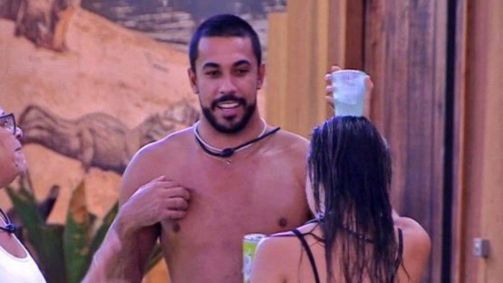 Web pede expulsão de Maike após polêmica com Renata
