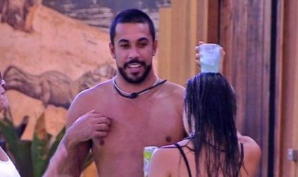 Web pede expulsão de Maike após polêmica com Renata