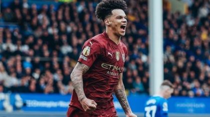 Nico O'Reilly celebra seu gol pelo Manchester City contra o Everton