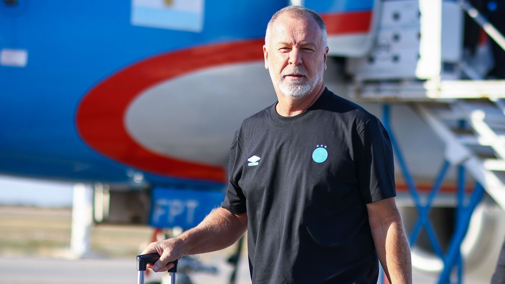 Mano Menezes na chegada do Grêmio a Mendoza; técnico estreia no comando da equipe nesta quinta-feira (24)