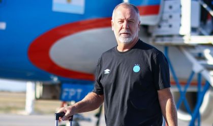 Mano Menezes na chegada do Grêmio a Mendoza; técnico estreia no comando da equipe nesta quinta-feira (24)