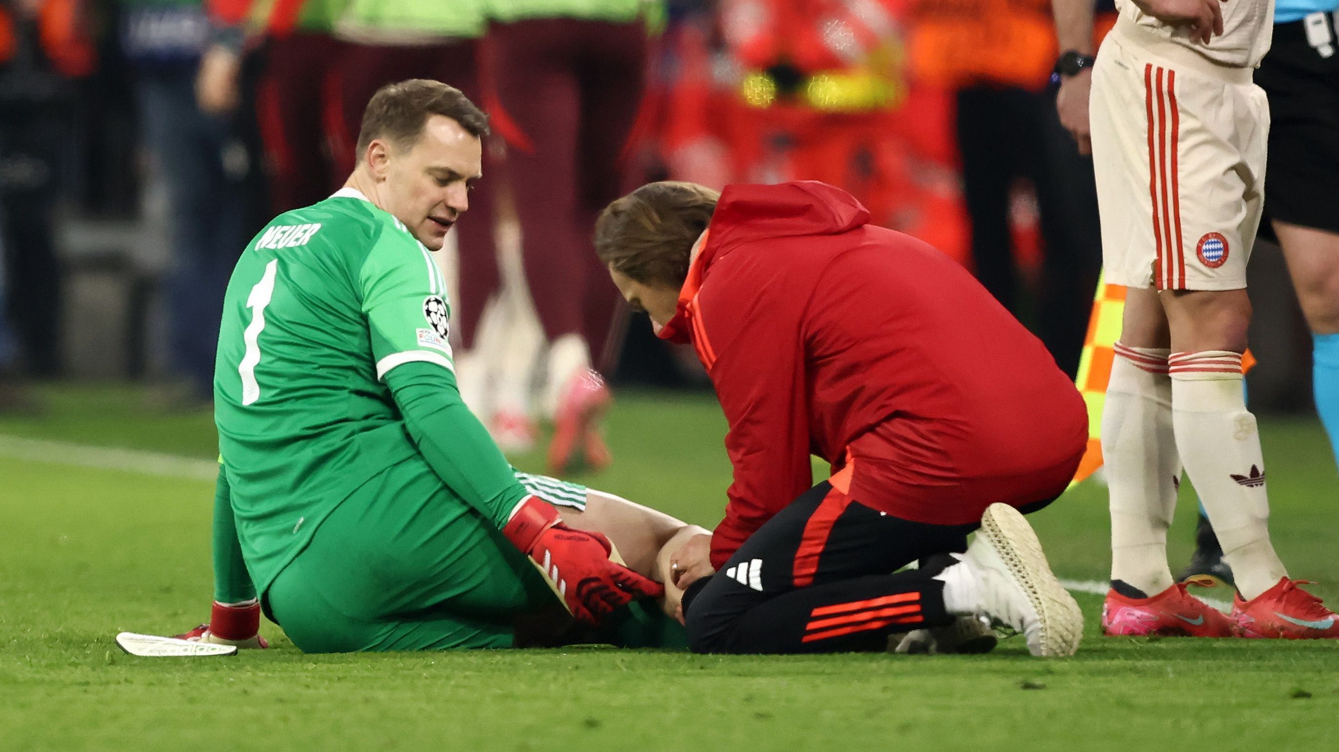 Manuel Neuer sofreu lesão na panturrilha direita em março