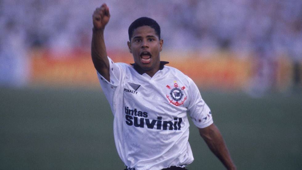 Marcelinho Carioca comemora gol pelo Corinthians em 1995