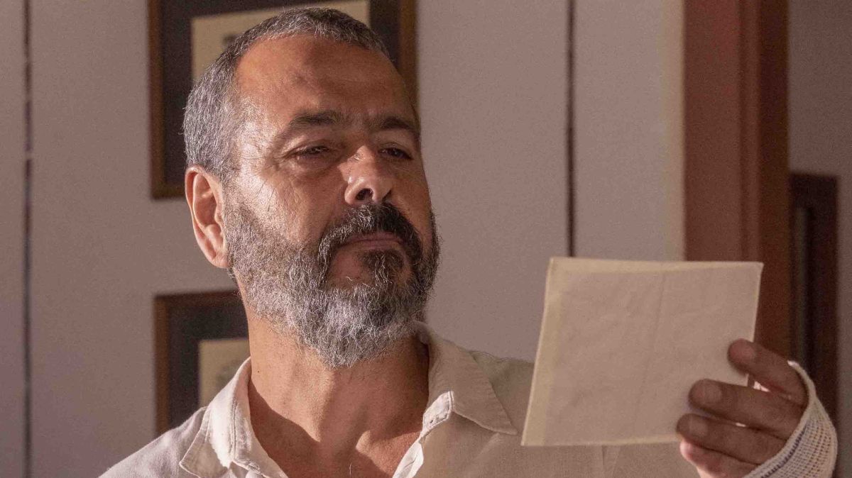 Juliana Paes posa agarrada ao marido em praia paradisíaca