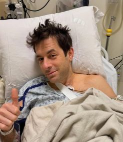 DJ Mark Ronson se machuca em show