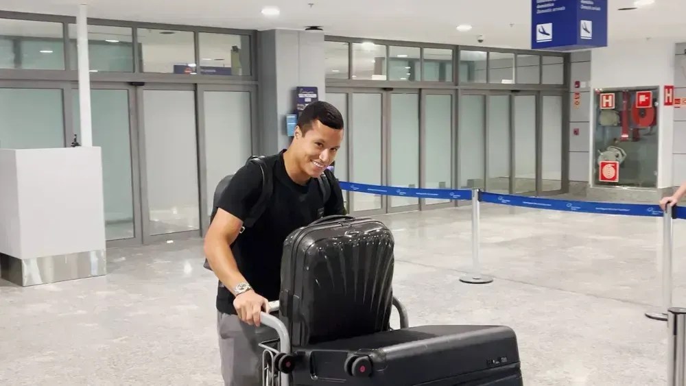 Marlon desembarcou em Porto Alegre na manhã desta sexta-feira (11)