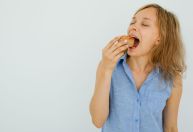 Quais os riscos da mastigação inadequada? Veja 5 dicas para evitá-los