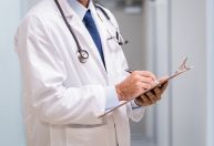 Número de médicos sem especialização cresce em 6 anos no Brasil