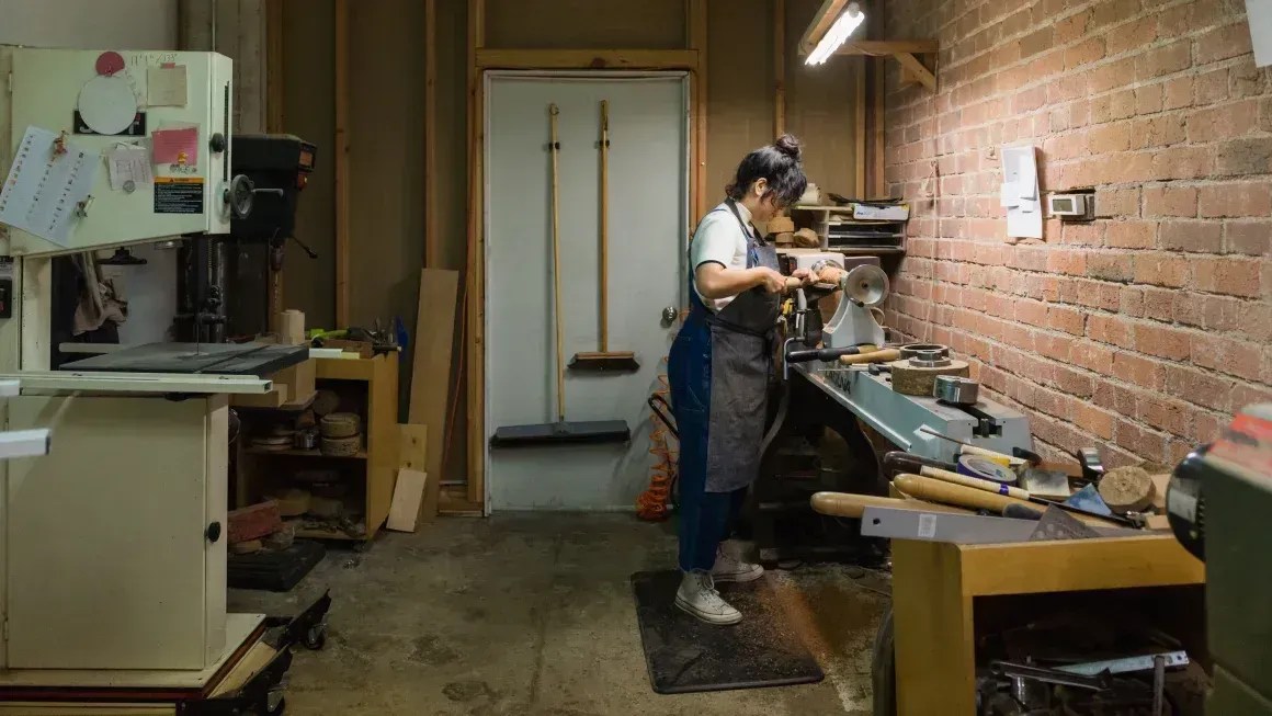 Melanie Abrantes transforma um vaso de cortiça para sua coleção de produtos sustentáveis ​​para casa, feito com cortiça portuguesa em seu estúdio em Oakland, Califórnia