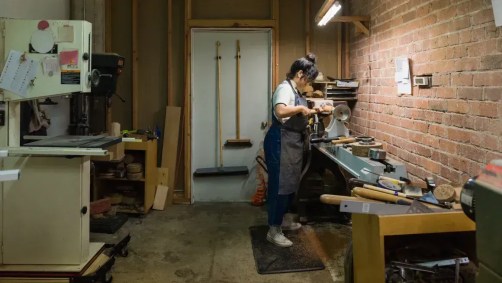 Melanie Abrantes transforma um vaso de cortiça para sua coleção de produtos sustentáveis ​​para casa, feito com cortiça portuguesa em seu estúdio em Oakland, Califórnia