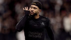 Memphis Depay comemora gol contra o Vasco pelo Campeonato Brasileiro
