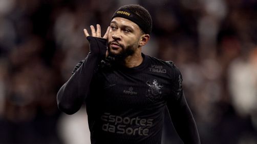 Memphis Depay comemora gol contra o Vasco pelo Campeonato Brasileiro