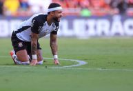 Memphis Depay deixa Flamengo x Corinthians mancando e preocupa; veja