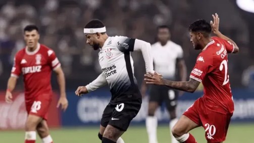 Memphis Depay em ação durante a derrota do Corinthians para o Huracán