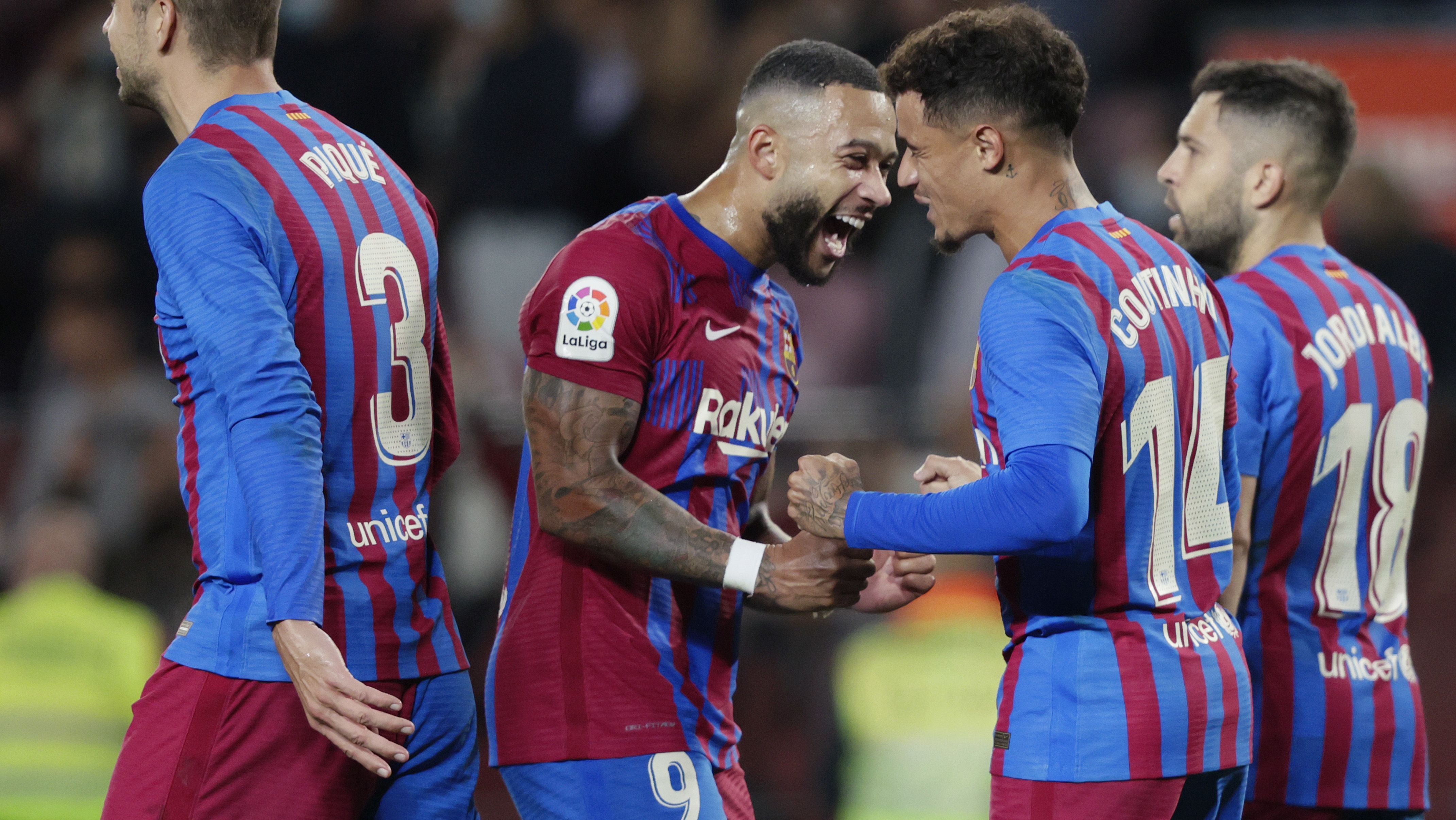 Memphis Depay e Philippe Coutinho comemoram gol do Barcelona em 2021