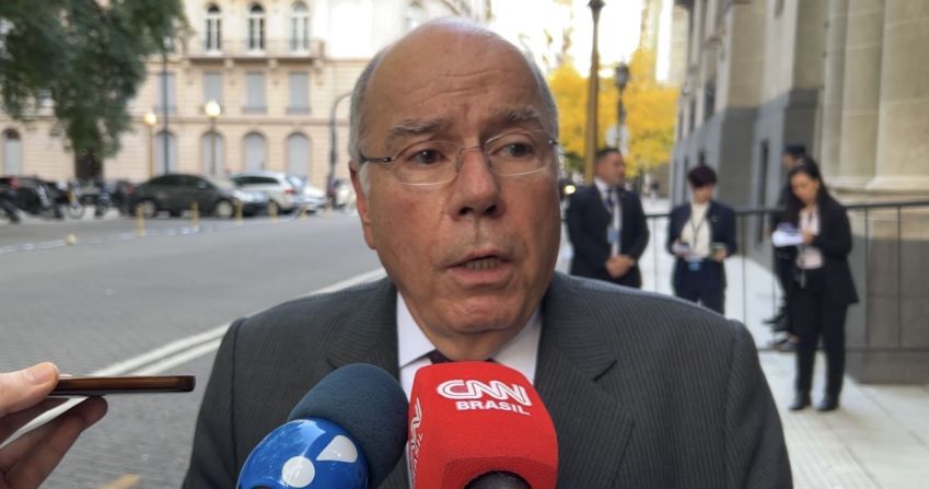 Chanceler Mauro Vieira fala à imprensa na saída da reunião de chanceleres do Mercosul em Buenos Aires • Reprodução / Luciana Taddeo