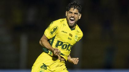 Daniel Borges comemora um dos gols que marcou em Mirassol 4 x 1 Grêmio