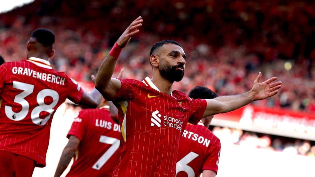 Salah comemora gol na vitória sobre o Tottenham, em Anfield