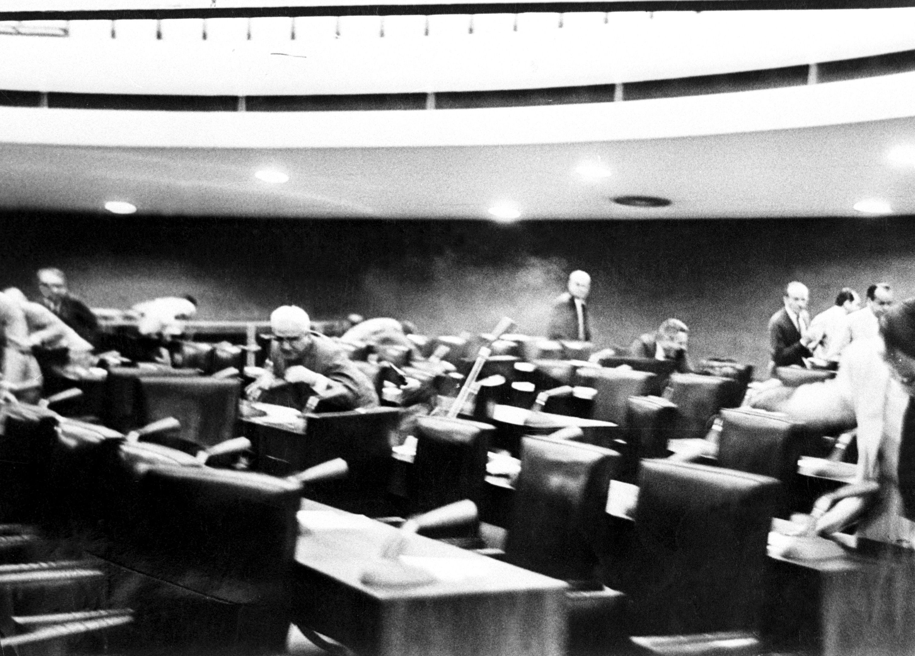 O senador alagoano Arnon de Mello desfere três tiros contra o senador acreano José Kairala resultando em sua morte. Mello tentava matar seu inimigo dentro do Senado Silvestre Péricles. Arnon de Mello, que faleceu em 29/09/1983 • EFRAIM FRAJMUND/ESTADÃO CONTEÚDO