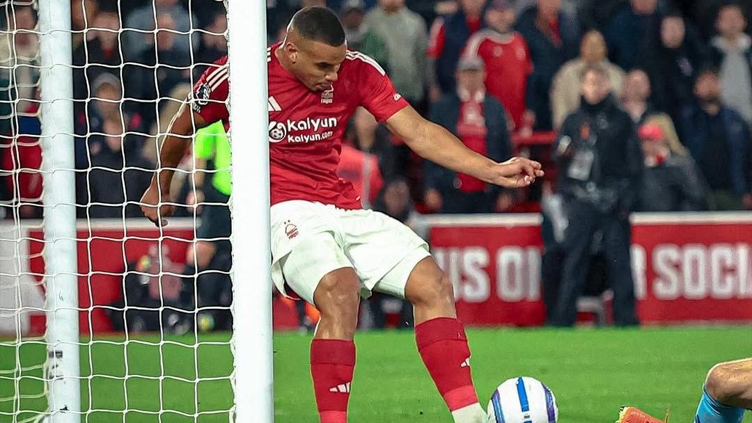 Nottingham Forest com corte em cima da linha contra o Manchester United