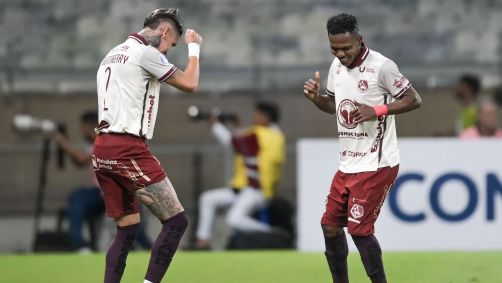 Jogadores do Mushuc Runa celebram após a vitória sobre o Cruzeiro
