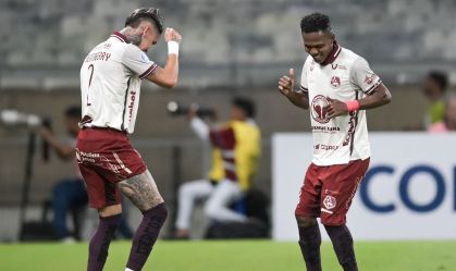 Jogadores do Mushuc Runa celebram após a vitória sobre o Cruzeiro