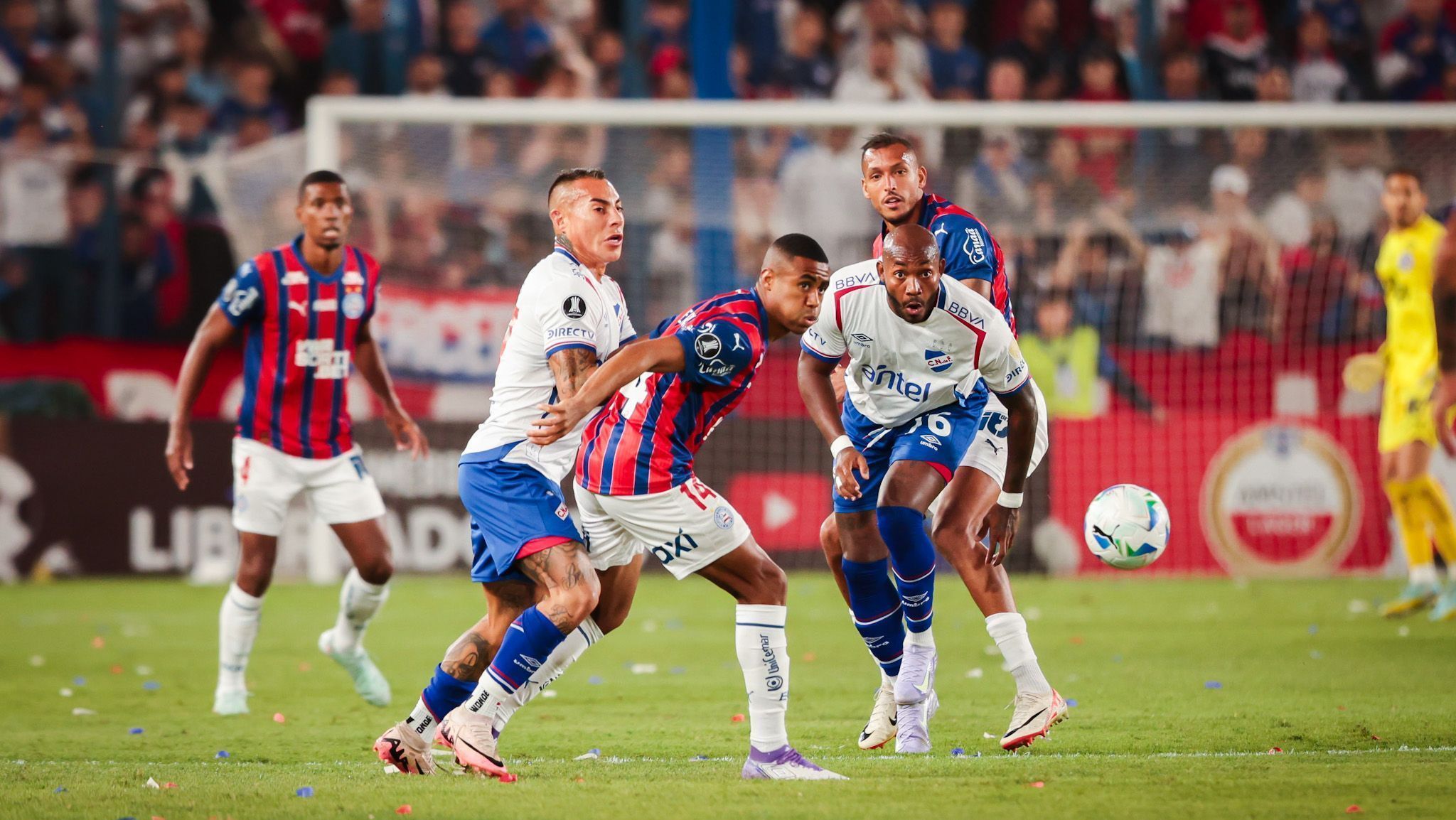 Lance de Nacional x Bahia pela Libertadores