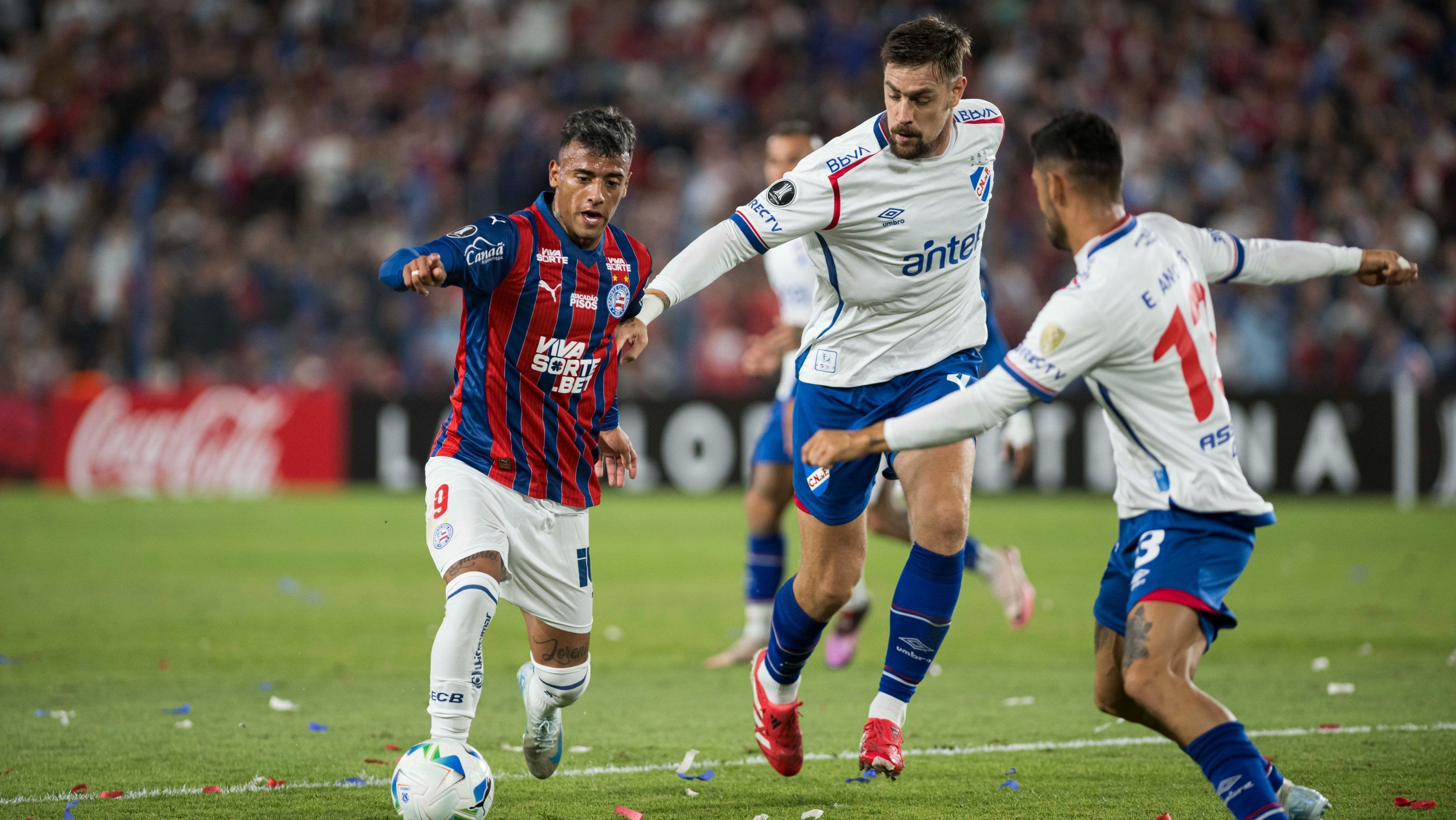 Lance de Nacional x Bahia pela Libertadores