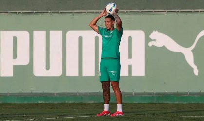 Clube europeu se aproxima de anúncio de zagueiro do Palmeiras
