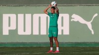Clube europeu se aproxima de anúncio de zagueiro do Palmeiras