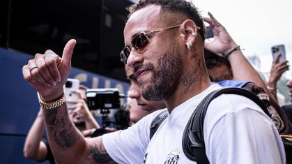 Neymar deixando a concentração do Santos rumo ao Maracanã para enfrentar o Fluminense