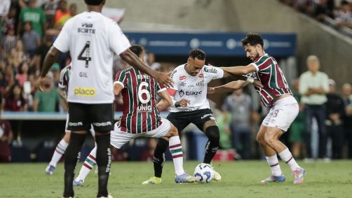 Neymar divide a bola com adversários em Fluminense x Santos
