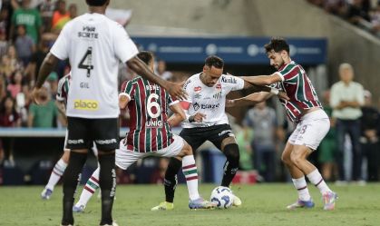 Neymar divide a bola com adversários em Fluminense x Santos