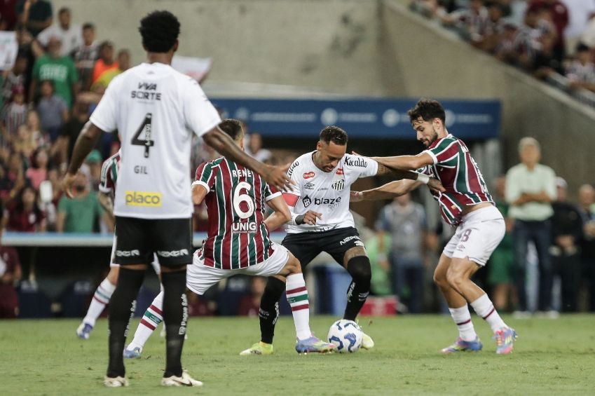 Neymar divide a bola com adversários em Fluminense x Santos • Lucas Merçon/Fluminense